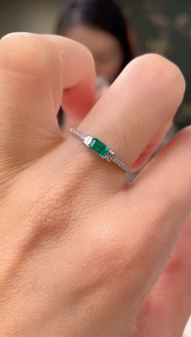 18K金镶嵌戒指祖母绿哥伦比亚主石：0.23ct