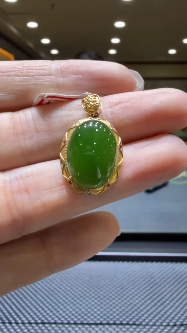 颈饰18K金镶嵌和田玉挂件