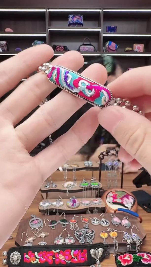 织绣86蒙阿苏苗绣传承店