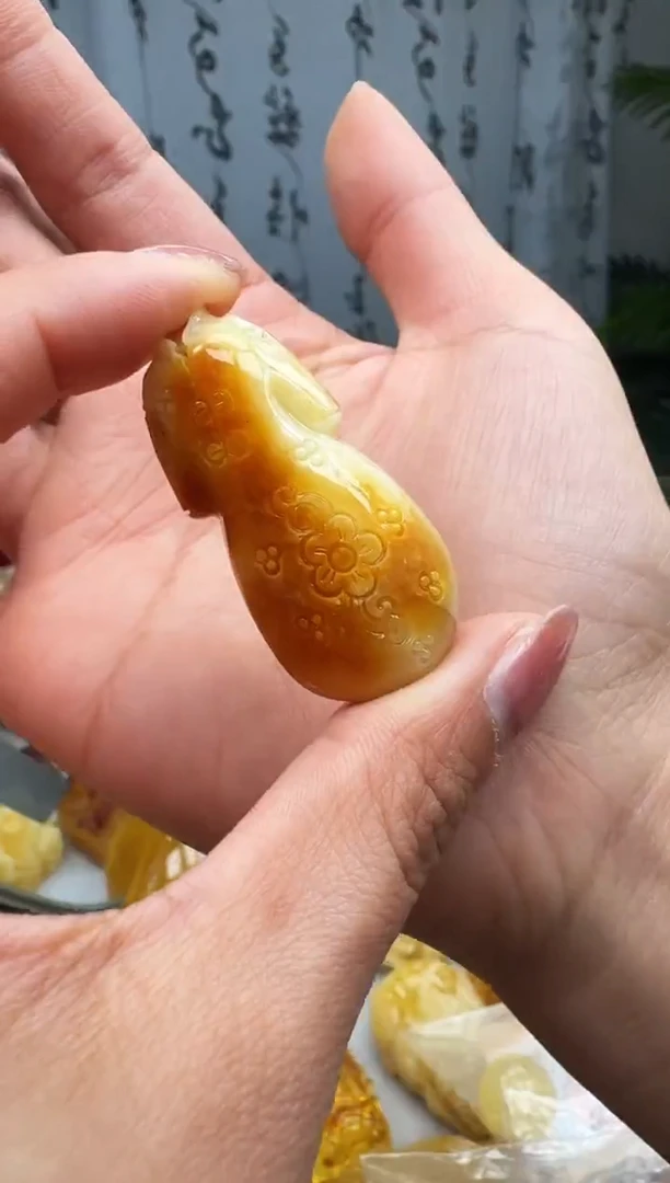 【闪购商品】琥珀裸石未镶嵌挂坠