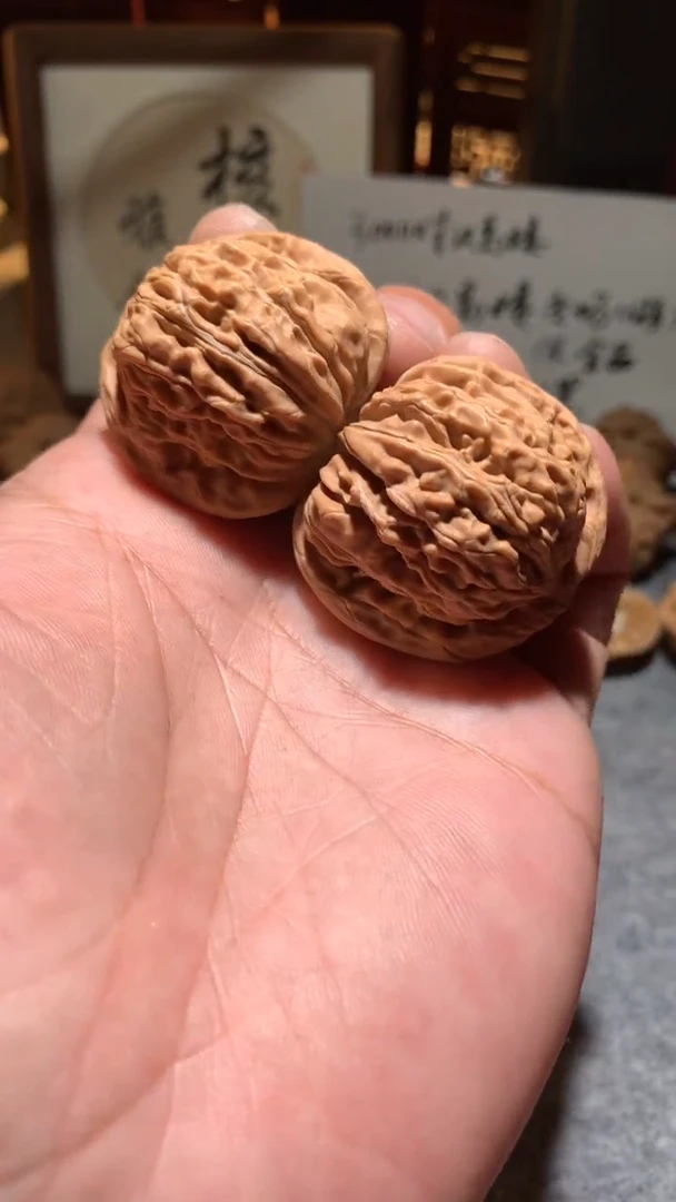 文玩核桃把件【核缘雅趣】39左右汉高楼，同尺寸随机发