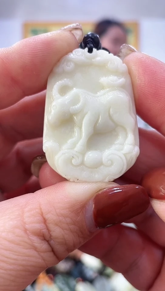 未镶嵌岫玉挂件看****山