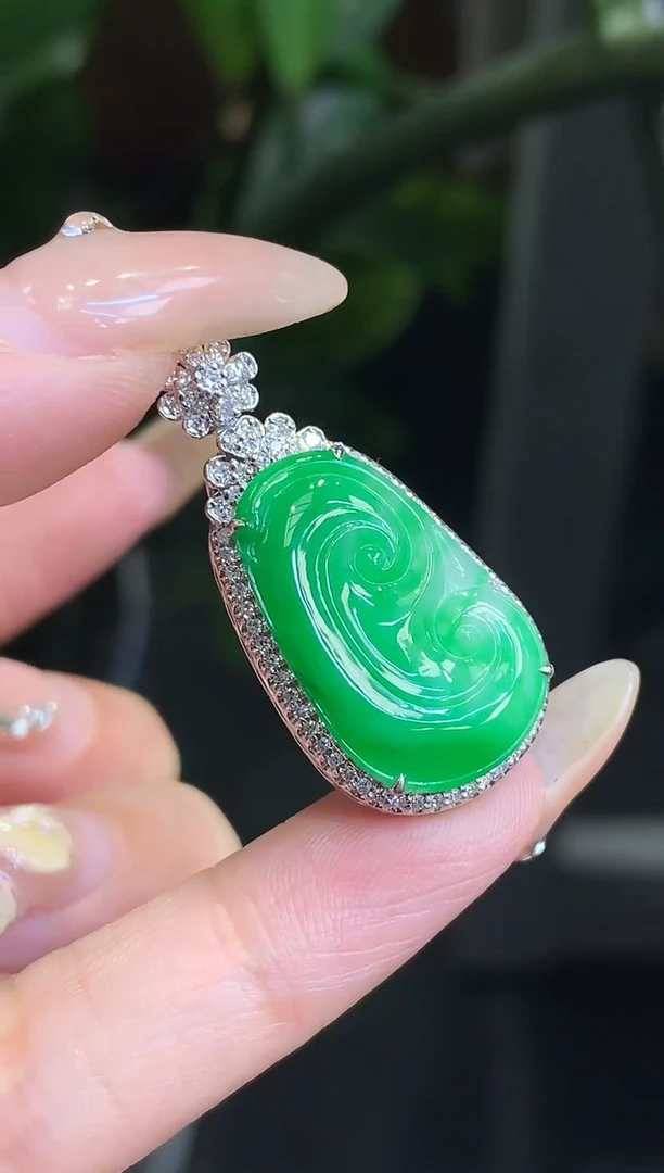 18K金镶嵌挂件翡翠如意