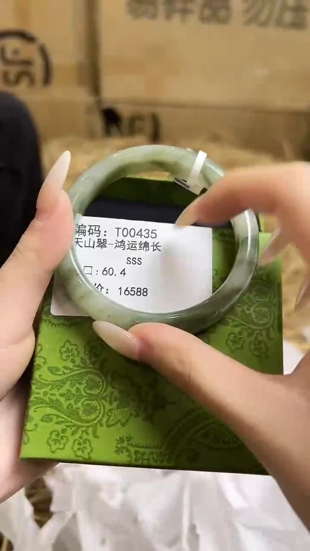 未镶嵌手镯石英质玉T00435