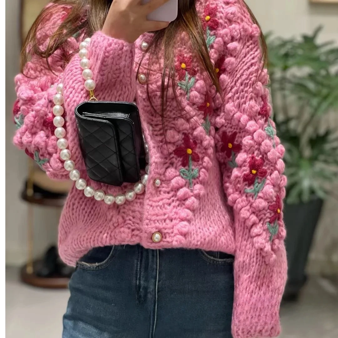 《猪猪出品》百搭气质时尚休闲开衫圆领长袖粉粗针花朵女装毛针织衫