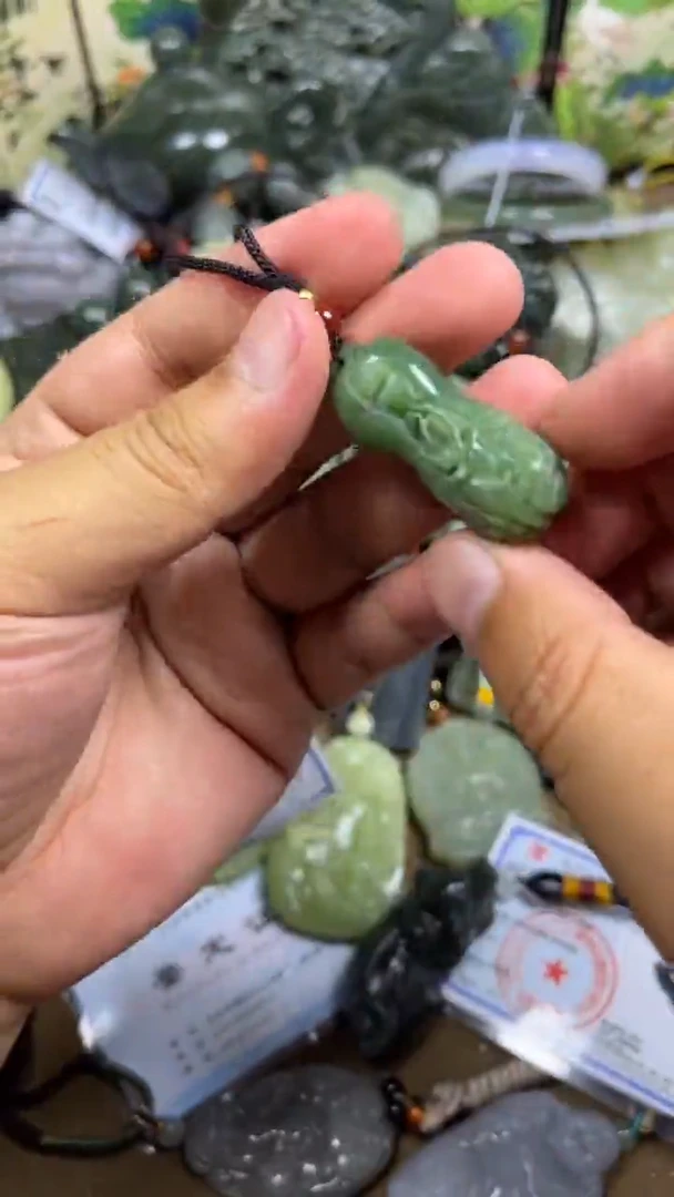 颈饰未镶嵌和田玉1