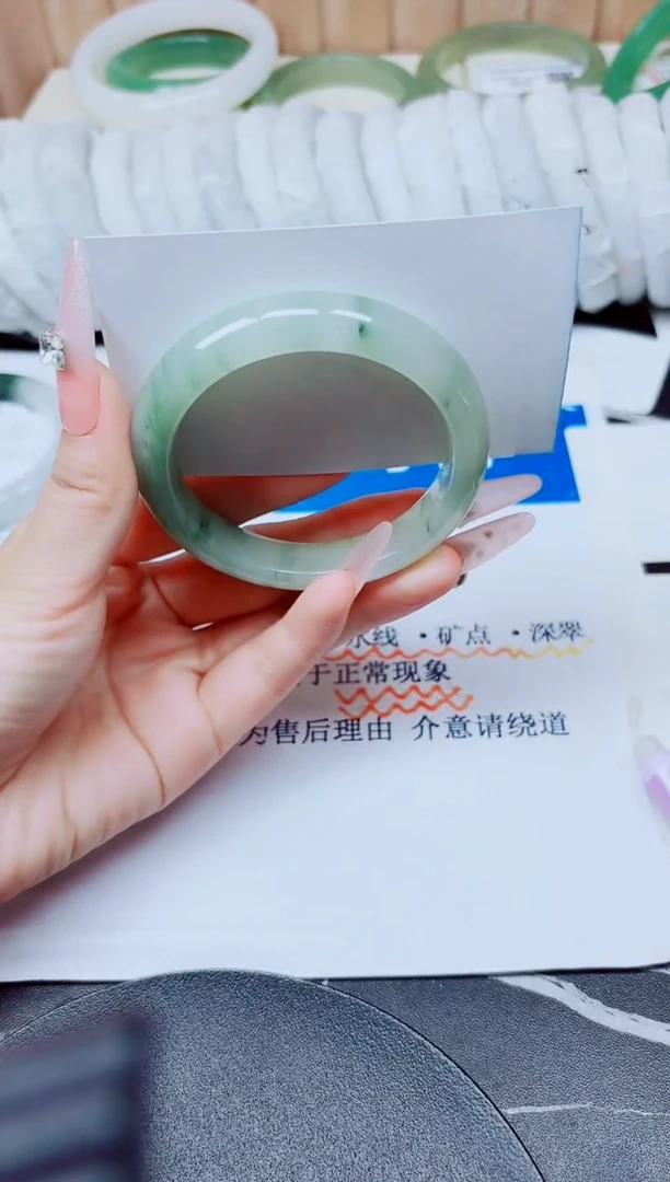 未镶嵌手镯石英质玉136/55.7