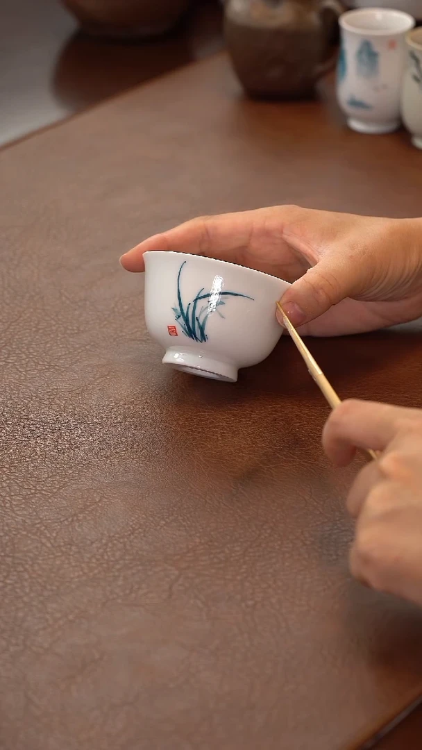瓷片柴烧白瓷-兰花压手杯