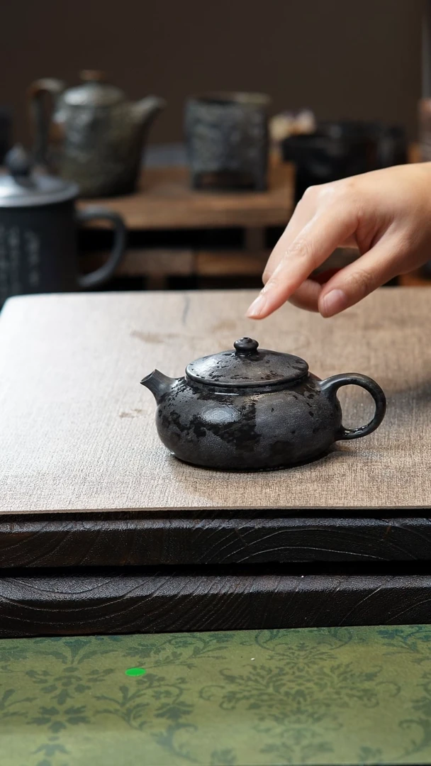 中式归玉堂冰碛岩重工雕刻寒江壶