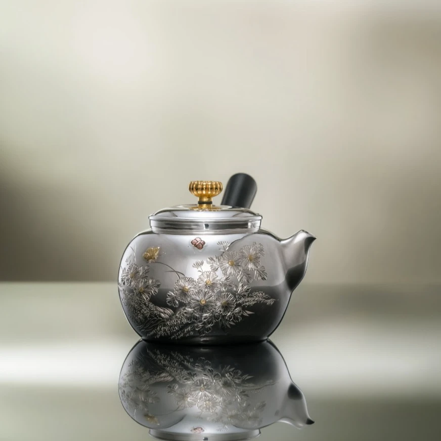 呆坐 | 錾刻嵌金花舞蝶侧把急需壶 纯手工银壶容量145cc家用茶具