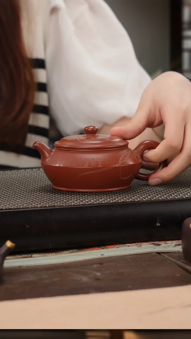 茶壶紫砂朱泥超精工刻绘曼殊160cc