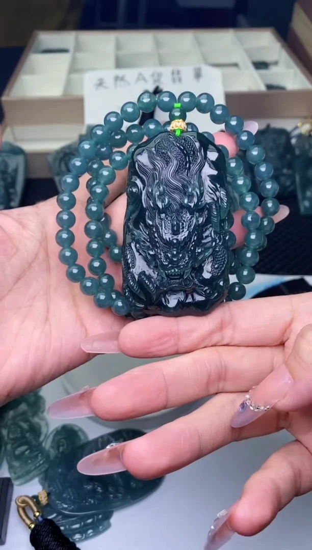 颈饰未镶嵌翡翠