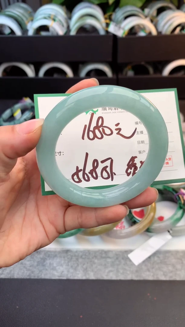 未镶嵌定制翡翠毛货需精细抛光+多人