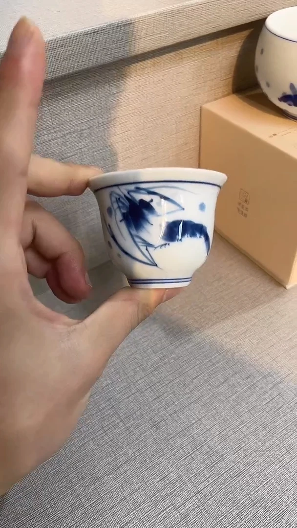 景德镇高温瓷虾趣图