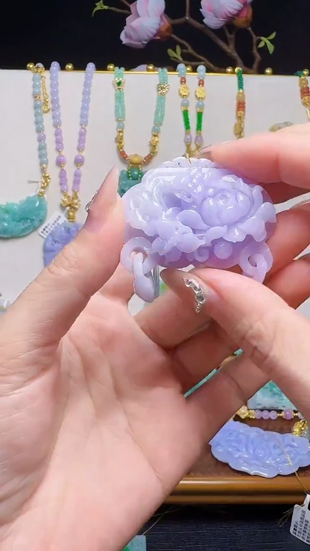 翡翠未镶嵌颈饰如意锁