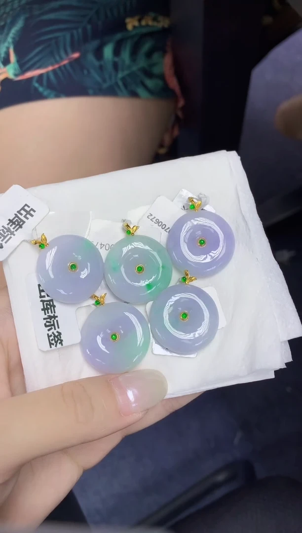 翡翠18K金镶嵌颈饰天然缅甸翡翠A货多样性发其一