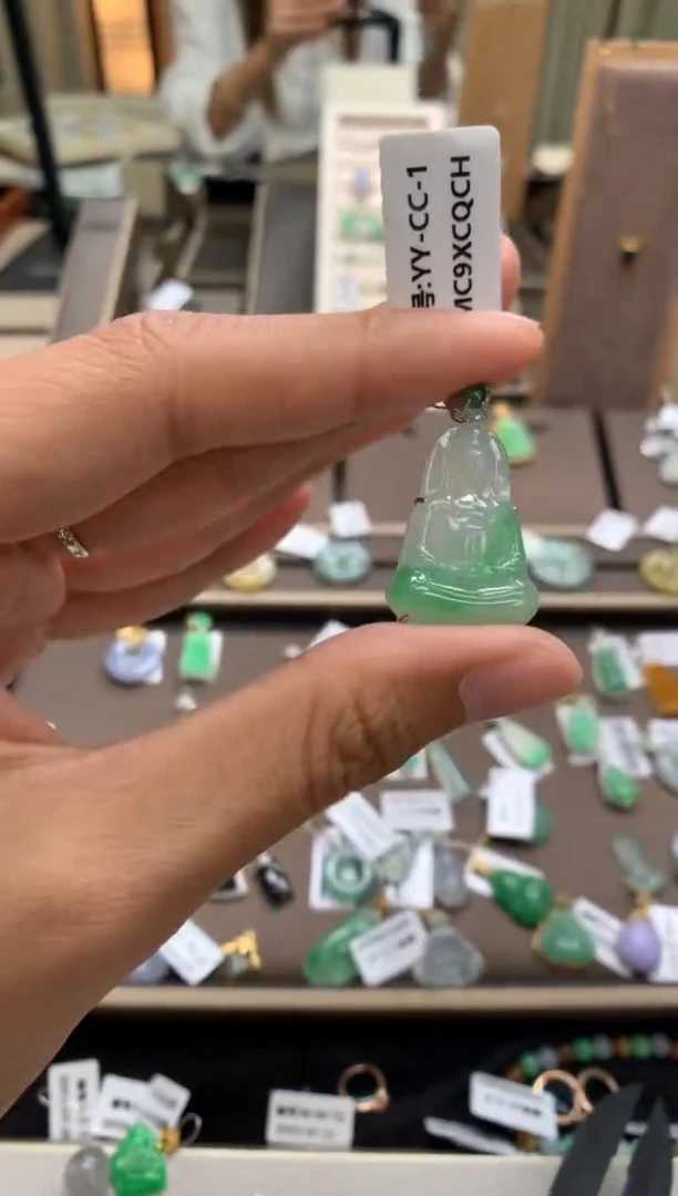 翡翠18K金镶嵌颈饰观音