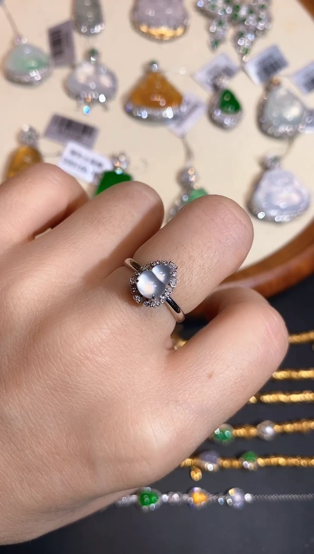 18K金镶嵌戒指翡翠戒指