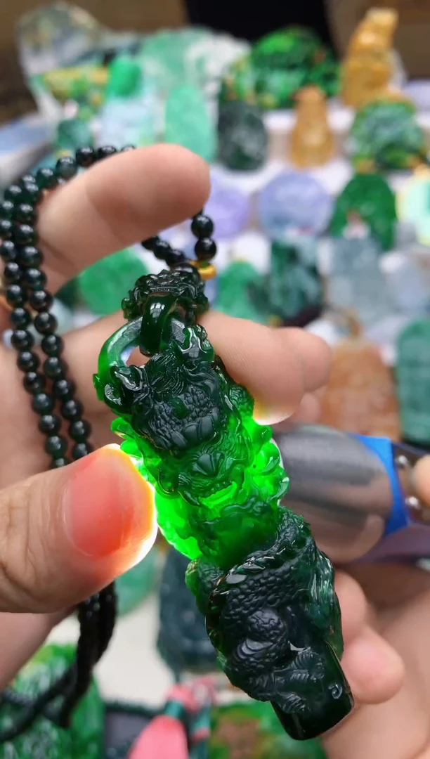 颈饰未镶嵌翡翠蚌****金天然A货翡翠