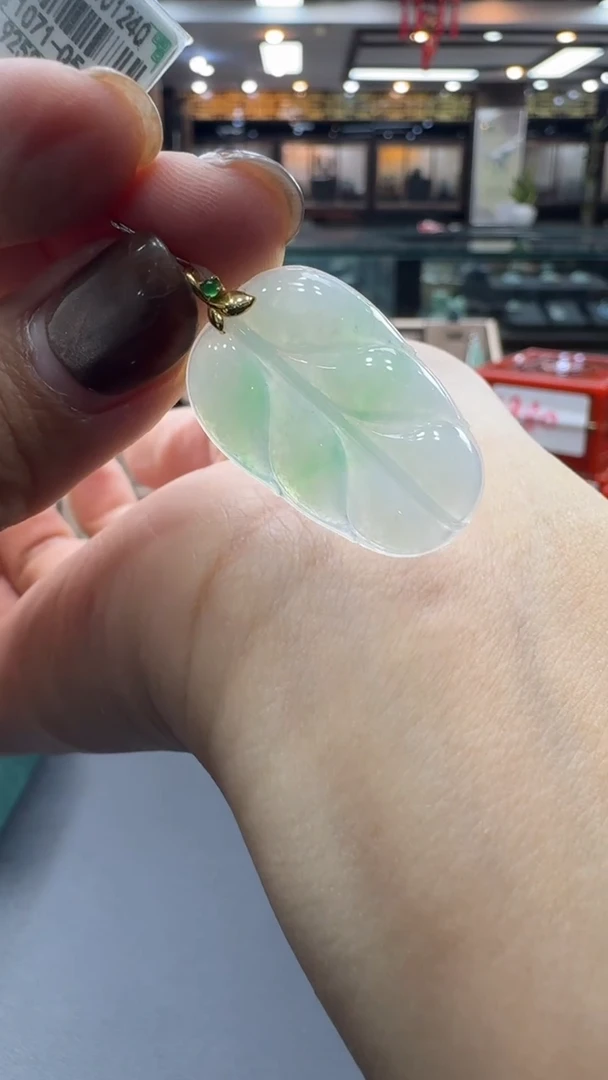 颈饰18K金镶嵌翡翠树叶