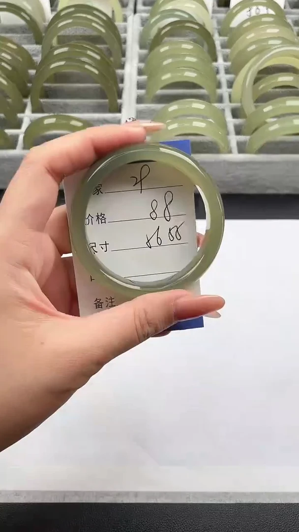 未镶嵌手镯石英质玉湖水绿