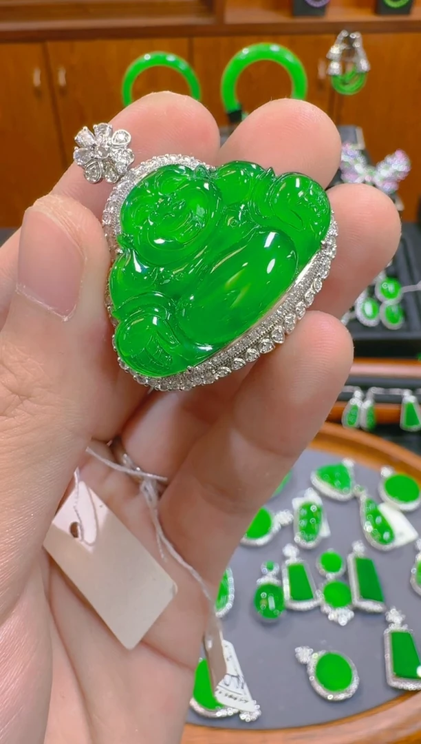 【闪购商品】翡翠吊坠(赠链)18K金镶嵌天然A货翡翠