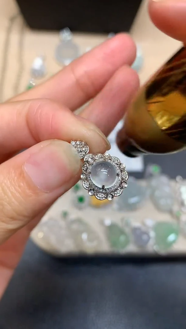 颈饰18K金镶嵌翡翠蛋面【无服务费