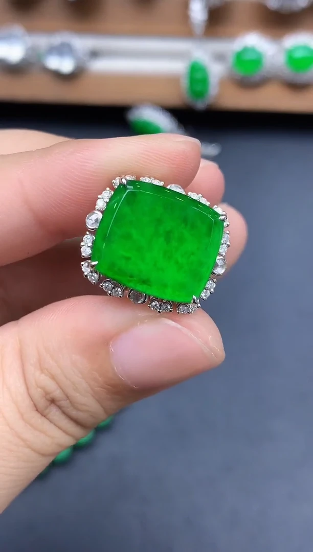 18K金镶嵌戒指翡翠672-中国好珍宝