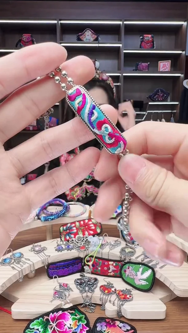 织绣28蒙阿苏苗绣传承店