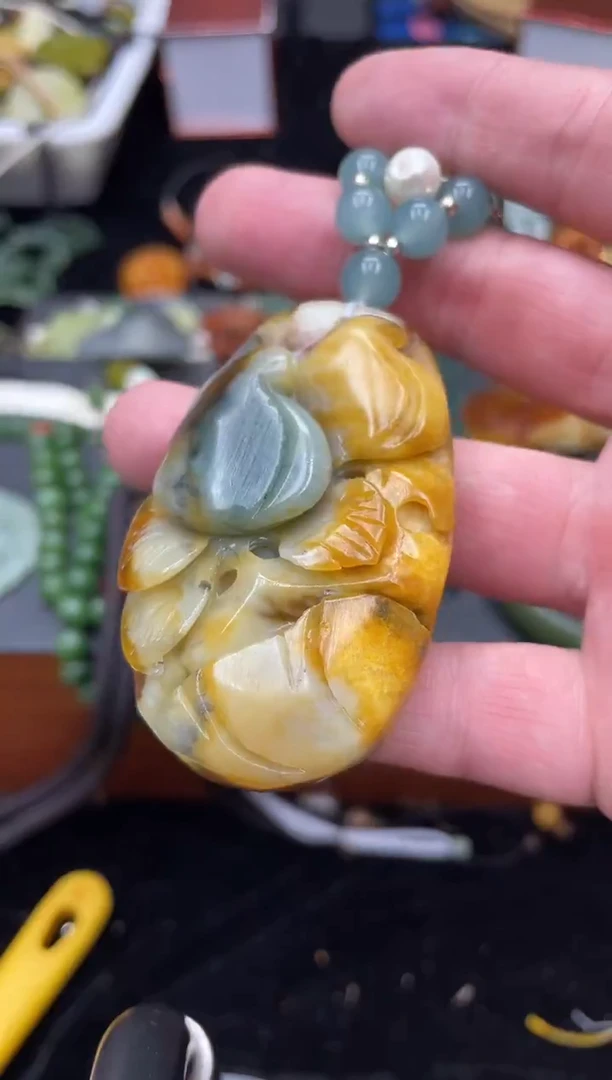 岫玉未镶嵌吊坠·