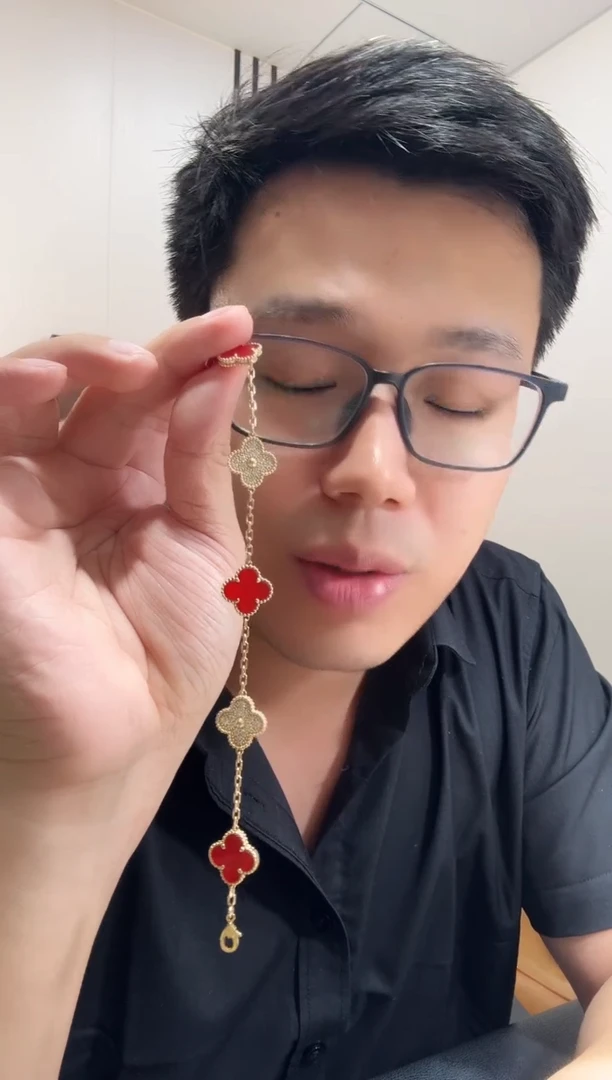 手链18K金镶嵌钻石红花隔钻手链GHJ