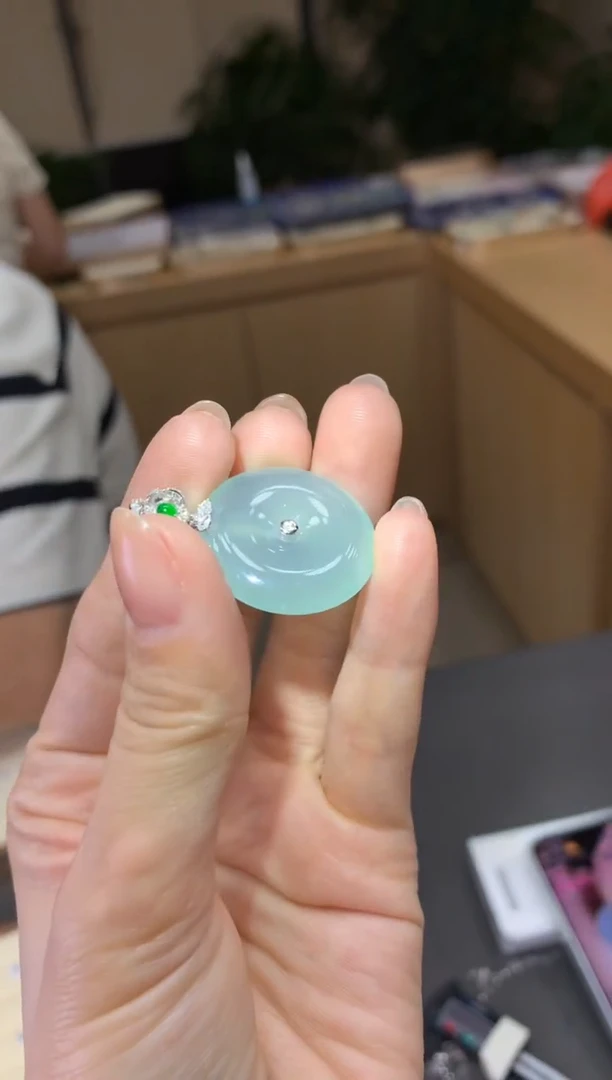 颈饰18K金镶嵌翡翠|不退不换