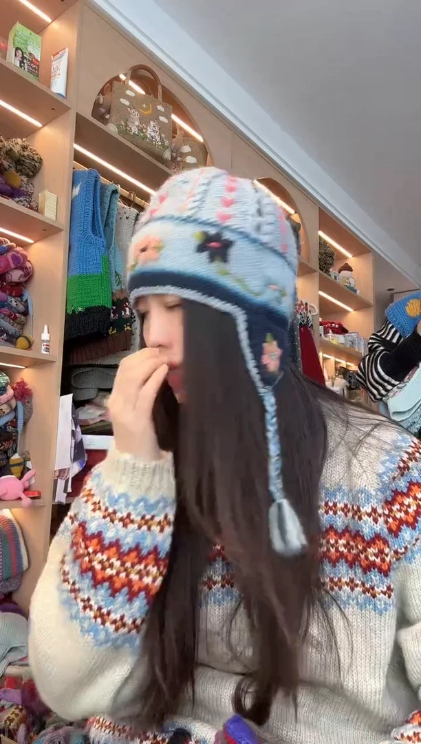 羊毛蓝色刺绣护耳帽