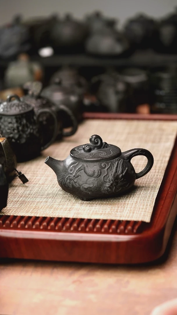 归玉堂冰碛岩重工雕刻龙石瓢壶