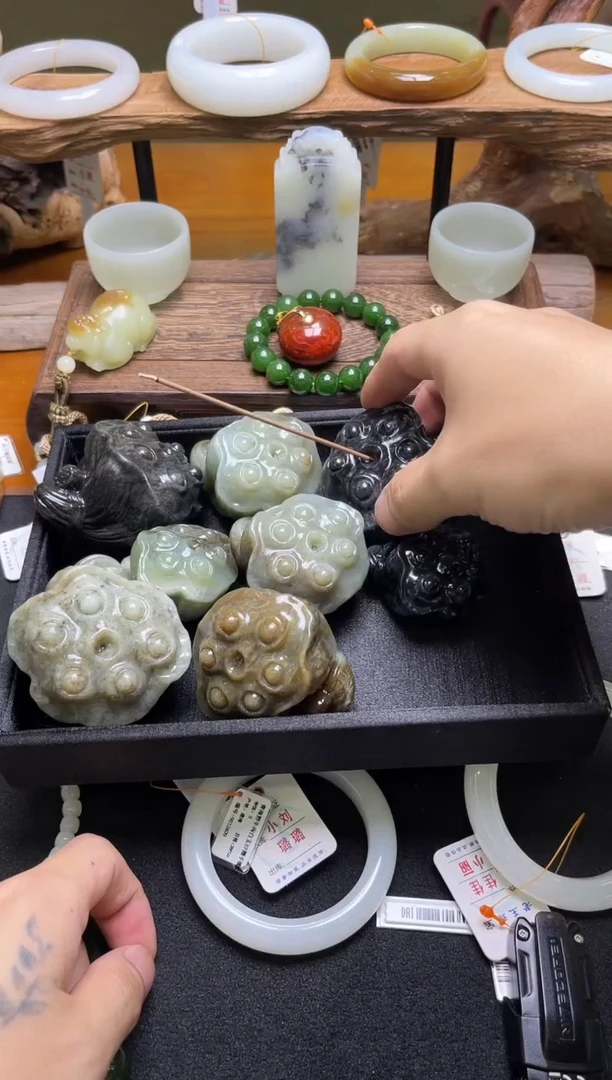 和田玉未镶嵌把件新疆料 莲蓬 多样性发一