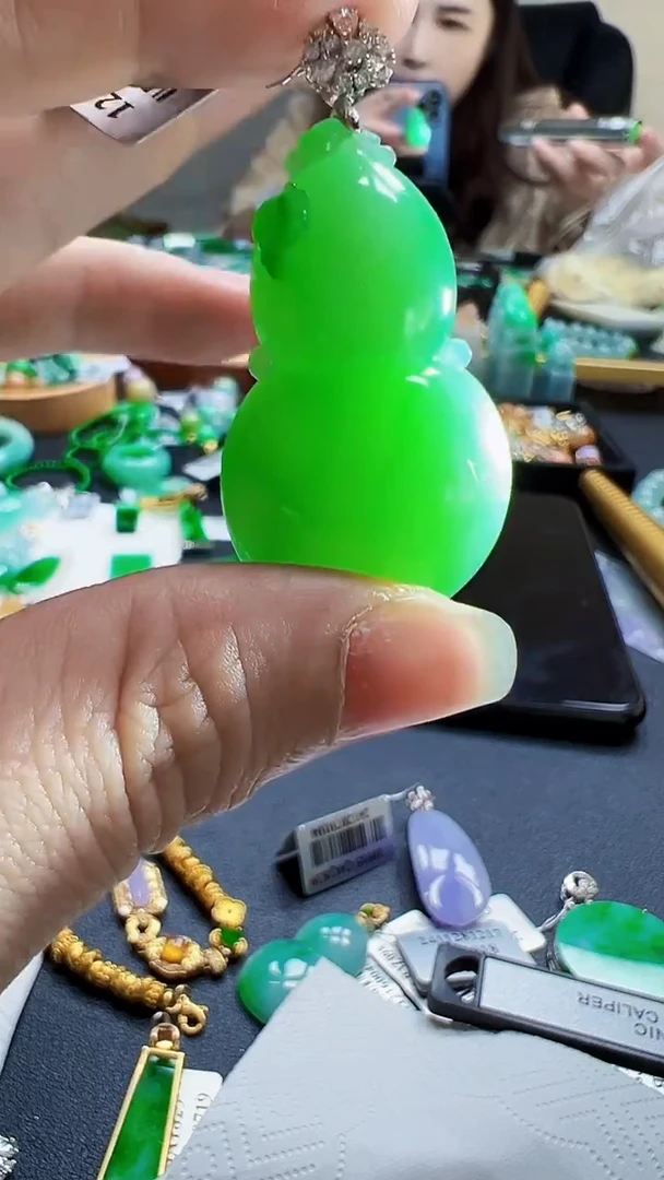 颈饰18K金镶嵌翡翠葫芦