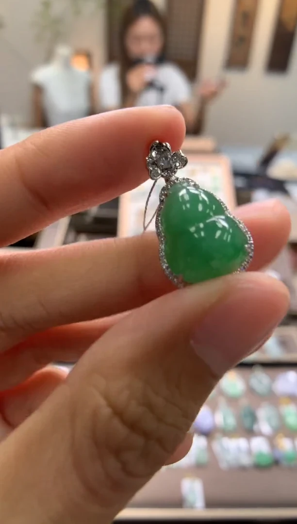 颈饰18K金镶嵌翡翠葫芦