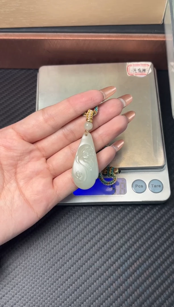 吊坠(赠链)未镶嵌和田玉且末微色差迪克兰一细吊坠