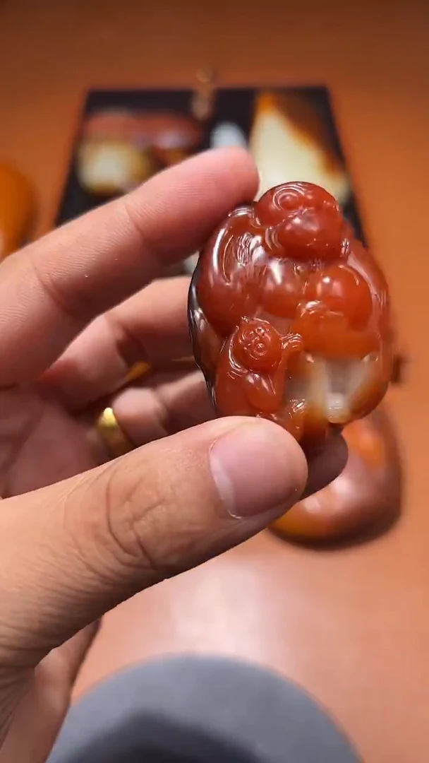 未镶嵌和田玉把件诚**。和田玉