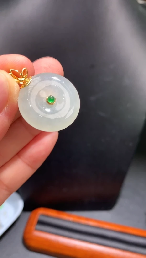 颈饰18K金镶嵌翡翠平安扣