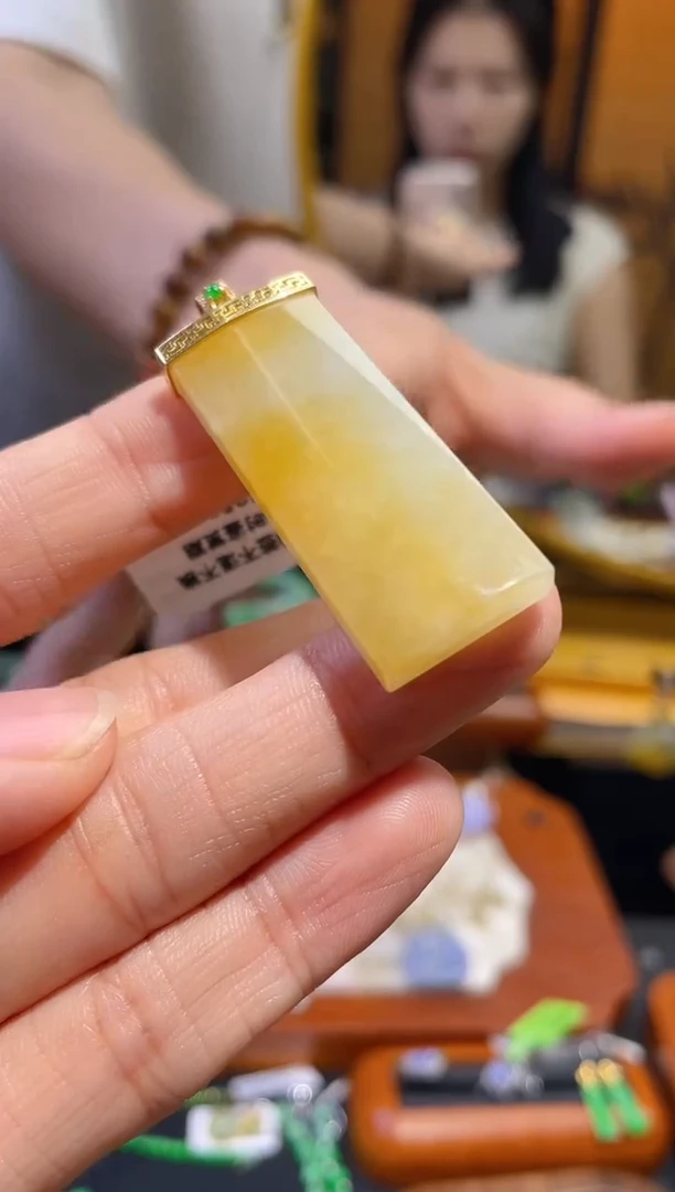 颈饰18K金镶嵌翡翠假一赔三