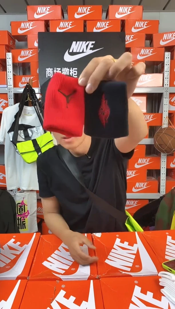 一对黑红护腕 直播间过款 全新