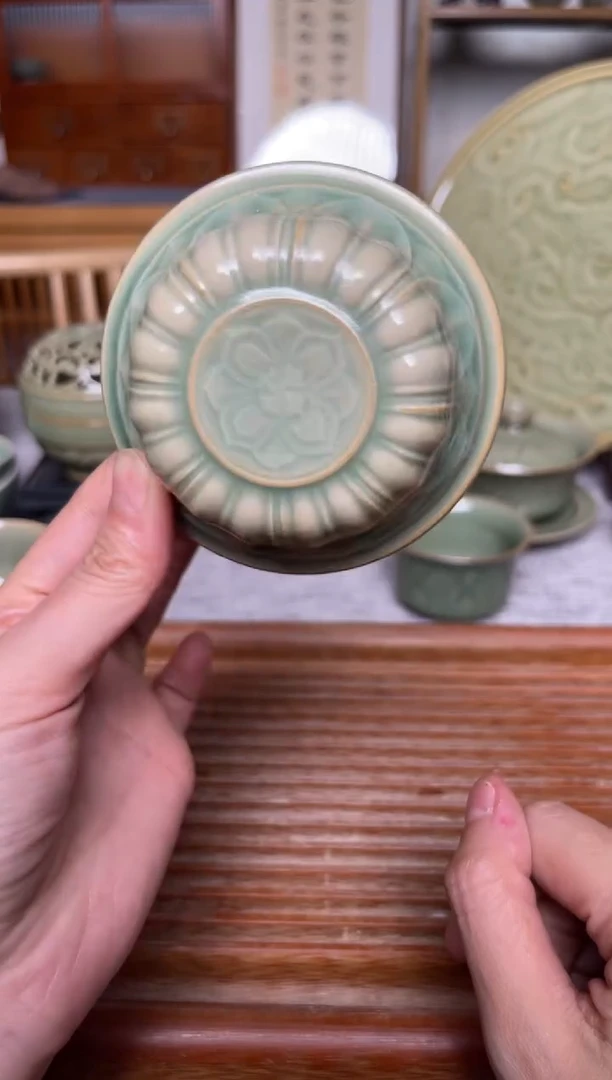 其他青瓷莲纹盖置  微瑕
