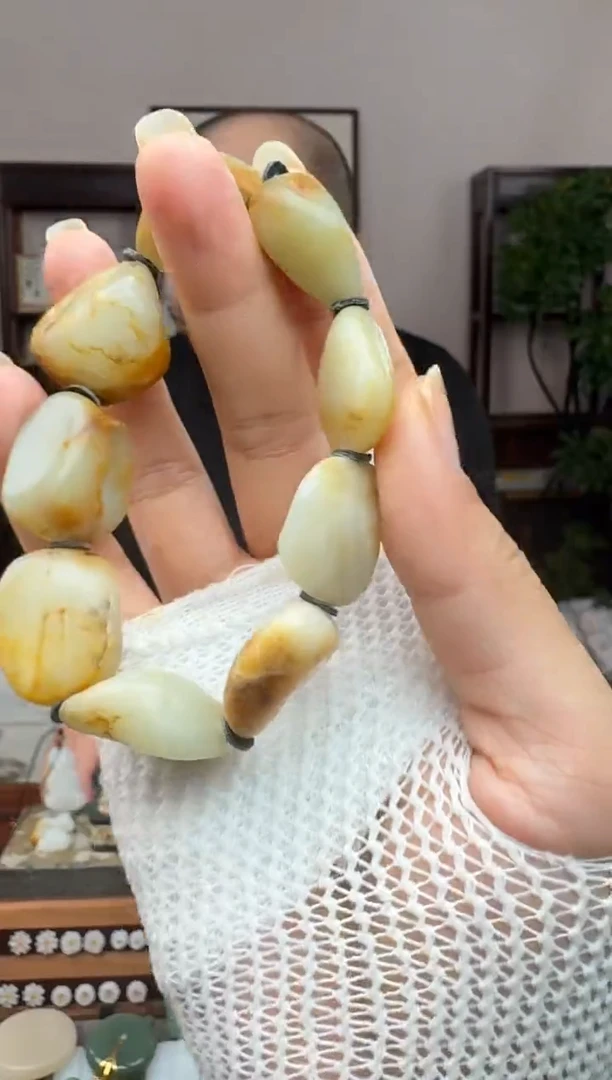 未镶嵌和田玉挂件p48-部分修型-部分瑕疵-部分磨光