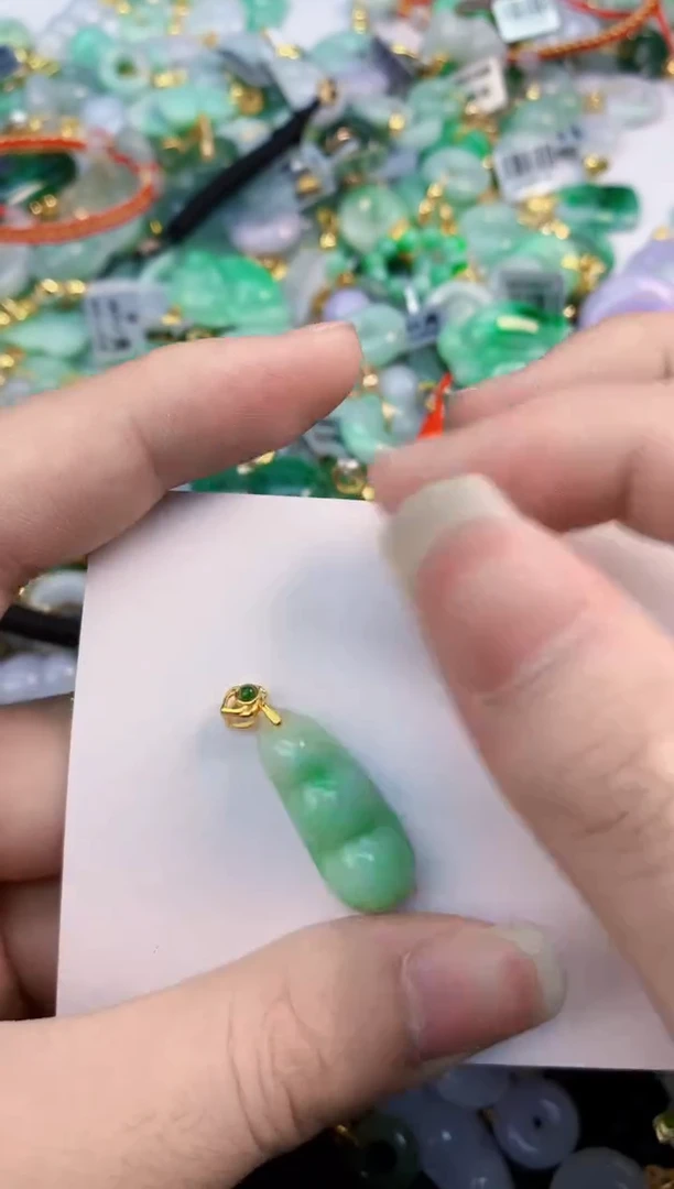 翡翠未镶嵌颈饰        1