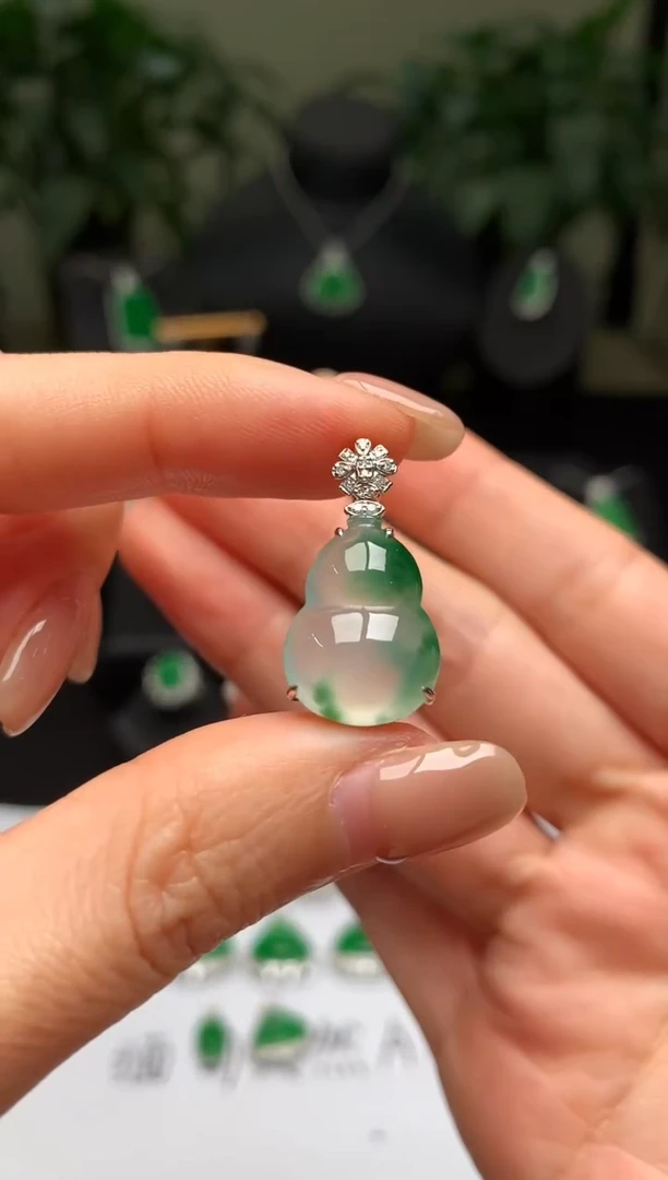 颈饰18K金镶嵌翡翠葫芦