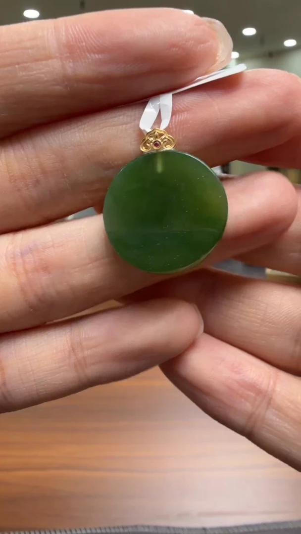 颈饰18K金镶嵌和田玉挂件