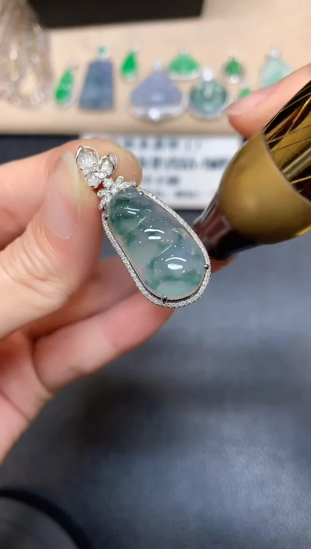 【闪购商品】翡翠颈饰18K金镶嵌福豆【无服务费