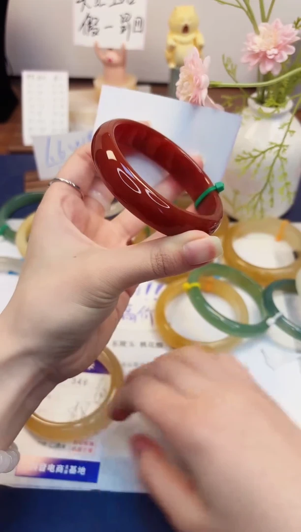 【闪购商品】石英质玉手镯未镶嵌350-玛瑙-圈口65