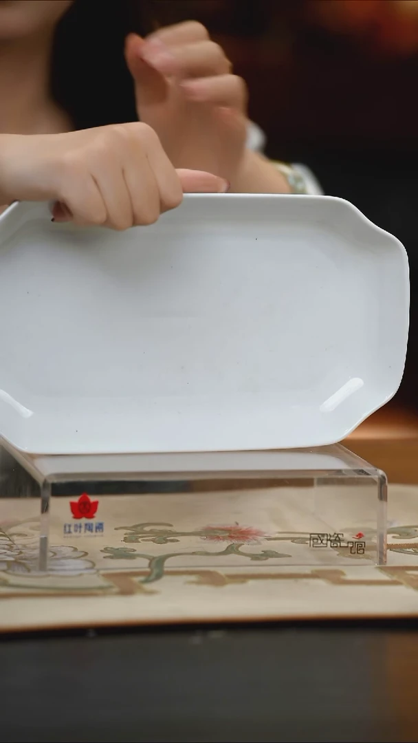 1个微瑕白胎11英寸凹角鱼盘（无底款）